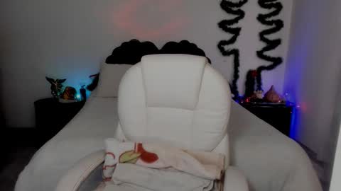 Snapshot of emilydolshe2 chatting on 5, 12, 2025 Emily Dolshe online show from 5, 12, 2025