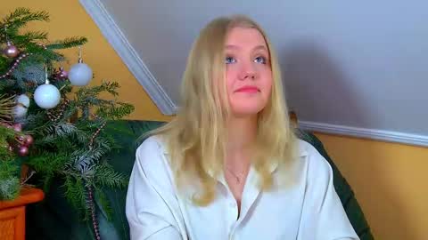 Snapshot of emilyevansen chatting on 14, 12, 2025 Emily online show from 14, 12, 2025