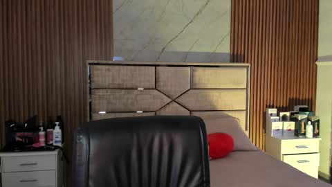 Emily Hendrix online show from 12, 9, 2025