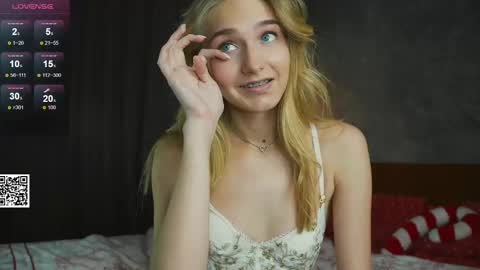 Snapshot of emilyhewell chatting on 20, 2, 2025 Emi online show from 20, 2, 2025