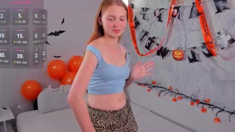 Snapshot of emilyhewell chatting on 31, 10, 2025 Emi online show from 31, 10, 2025