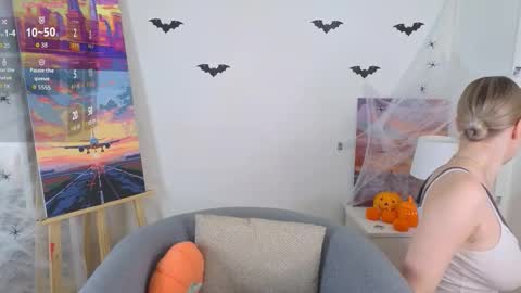 Snapshot of emilyhewell chatting on 2, 11, 2025 Emi online show from 2, 11, 2025