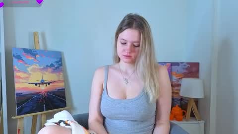 Snapshot of emilyhewell chatting on 16, 11, 2025 Emi online show from 16, 11, 2025