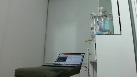 Snapshot of emilymonrro chatting on 2, 2, 2025 emily monrro online show from 2, 2, 2025