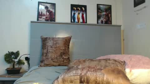 Emilly online show from 26, 2, 2025