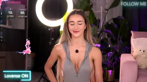 Snapshot of emilyraymont chatting on 23, 9, 2025 Emily online show from 23, 9, 2025