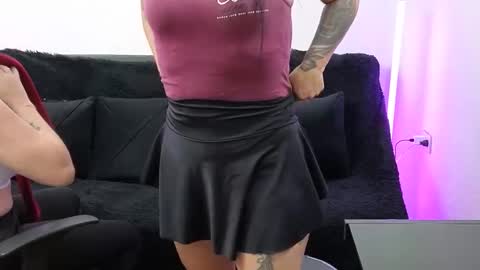 Snapshot of emilyriskhot chatting on 12, 9, 2025 emily friends online show from 12, 9, 2025