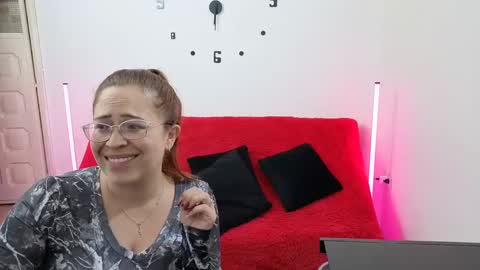 Snapshot of emilyriskhot chatting on 5, 10, 2025 emily friends online show from 5, 10, 2025