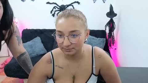 Snapshot of emilyriskhot chatting on 29, 10, 2025 emily friends online show from 29, 10, 2025