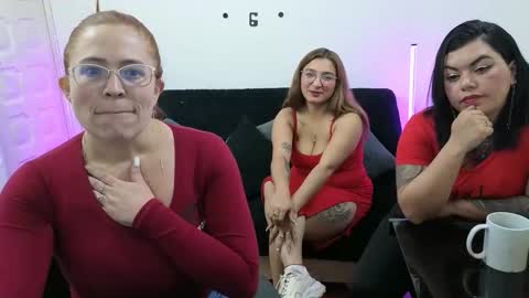 Snapshot of emilyriskhot chatting on 3, 12, 2025 emily friends online show from 3, 12, 2025