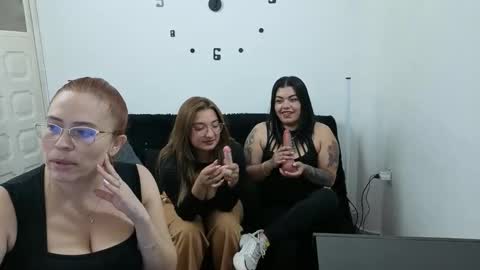 Snapshot of emilyriskhot chatting on 5, 12, 2025 emily friends online show from 5, 12, 2025