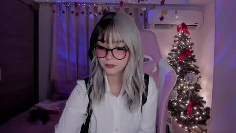 Snapshot of emilyrosss_ chatting on 28, 12, 2024 EMILY online show from 28, 12, 2024