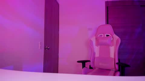 Snapshot of emilyrosss_ chatting on 8, 3, 2025 EMILY online show from 8, 3, 2025