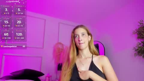 Snapshot of emilywillis8 chatting on 18, 10, 2025 E M I L Y online show from 18, 10, 2025