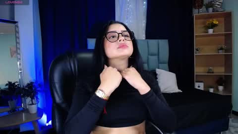 Snapshot of emilyy05_ chatting on 13, 11, 2025 Emily online show from 13, 11, 2025