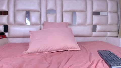 Snapshot of emma_curvy1 chatting on 1, 10, 2025 Emma online show from 1, 10, 2025