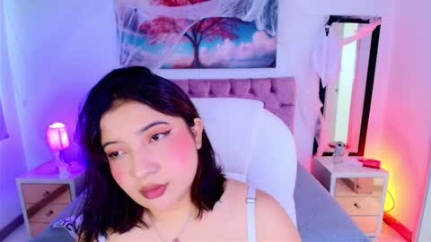 Snapshot of emma_monserratt chatting on 13, 10, 2025 Emma Monserratt online show from 13, 10, 2025