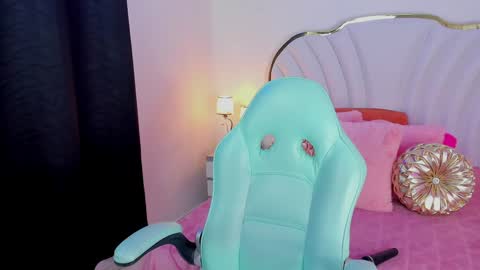 Snapshot of emmacrush chatting on 4, 2, 2025 Welcome Im yosein Your love is my passion activate it with your tips and enjoy with me online show from 4, 2, 2025