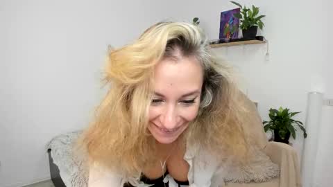 Snapshot of emmagracee chatting on 6, 11, 2025 Emma online show from 6, 11, 2025