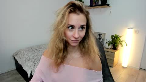 Snapshot of emmagracee chatting on 17, 11, 2025 Emma online show from 17, 11, 2025