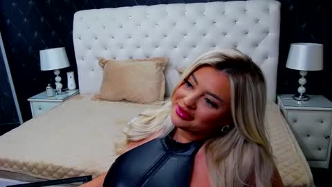 Emma Mavis online show from 9, 2, 2025