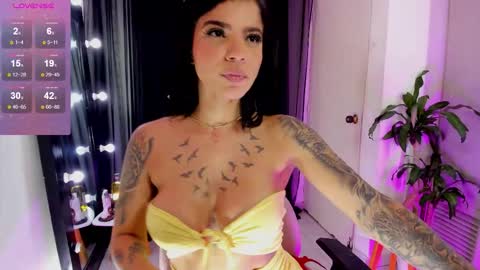 Snapshot of emmarusselx chatting on 21, 11, 2025 Emma Russell online show from 21, 11, 2025