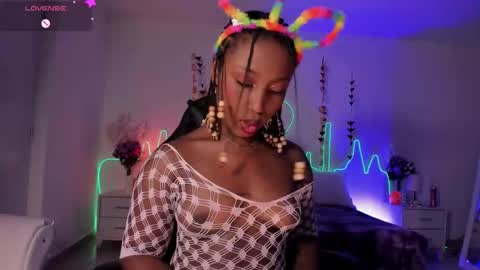 Snapshot of emmasanzoficial chatting on 17, 10, 2025 Sara online show from 17, 10, 2025