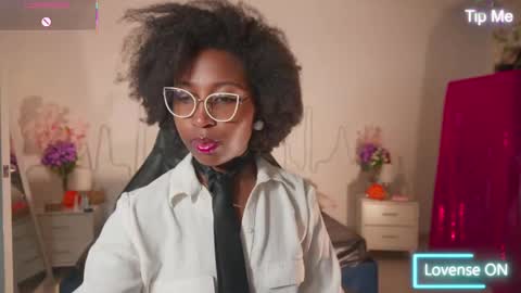 Snapshot of emmasanzoficial chatting on 9, 11, 2025 Sara online show from 9, 11, 2025