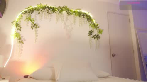 Snapshot of emmasanzoficial chatting on 15, 12, 2025 Sara online show from 15, 12, 2025