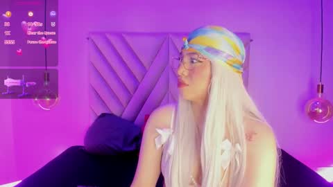 Snapshot of emmaswift1 chatting on 17, 12, 2025 Emma online show from 17, 12, 2025