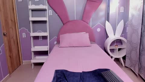 emmathompson__ online show from 11, 4, 2026