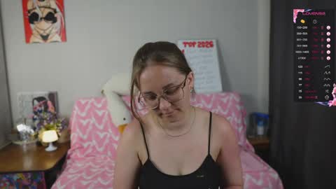Snapshot of emmatiny chatting on 27, 5, 2026 Mia online show from 27, 5, 2026