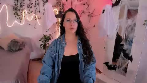 Snapshot of emmatorres9 chatting on 22, 10, 2025 Emma Torres online show from 22, 10, 2025