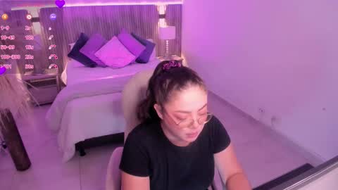 Emmy Walker online show from 6, 11, 2025