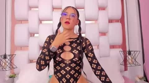 Snapshot of emmycruzz chatting on 13, 11, 2025 emmy online show from 13, 11, 2025