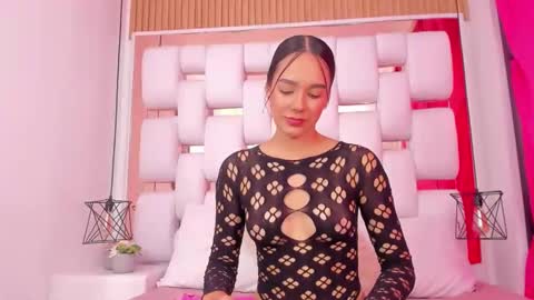 Snapshot of emmycruzz chatting on 19, 12, 2025 emmy online show from 19, 12, 2025