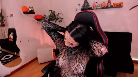 Emmy Evans  online show from 10, 10, 2025