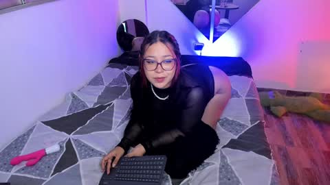 Snapshot of emy_xdy chatting on 4, 12, 2024 Im Emily would you like to help me reach 100 online show from 4, 12, 2024