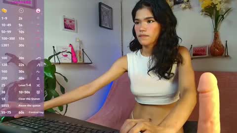 Snapshot of emycarver09 chatting on 23, 9, 2025 emycarver09 online show from 23, 9, 2025