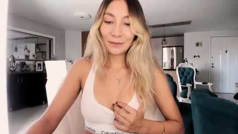 Snapshot of emyconneer chatting on 11, 11, 2025 emyconneer online show from 11, 11, 2025