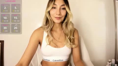 Snapshot of emyconneer chatting on 17, 11, 2025 emyconneer online show from 17, 11, 2025