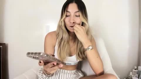 Snapshot of emyconneer chatting on 18, 11, 2025 emyconneer online show from 18, 11, 2025