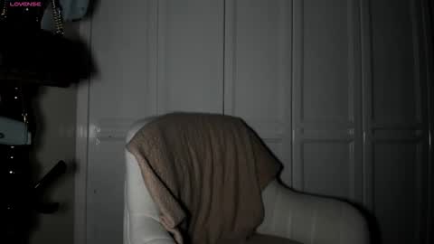 Snapshot of emyconneer chatting on 4, 12, 2025 emyconneer online show from 4, 12, 2025