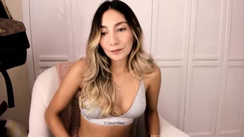 Snapshot of emyconneer chatting on 13, 12, 2025 emyconneer online show from 13, 12, 2025