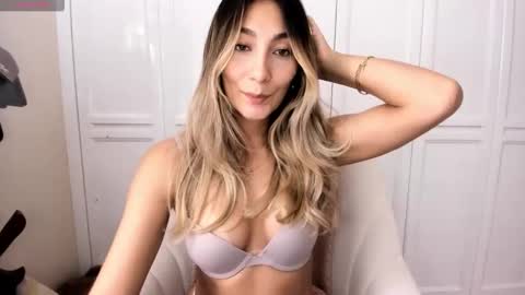 Snapshot of emyconneer chatting on 14, 12, 2025 emyconneer online show from 14, 12, 2025