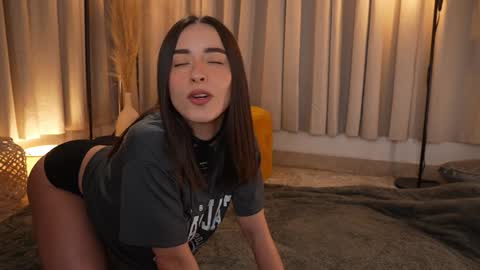 Snapshot of emyii chatting on 12, 11, 2025 Eimi3 online show from 12, 11, 2025