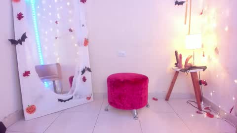 Snapshot of emylyjonhs chatting on 14, 10, 2025 EMYLY online show from 14, 10, 2025