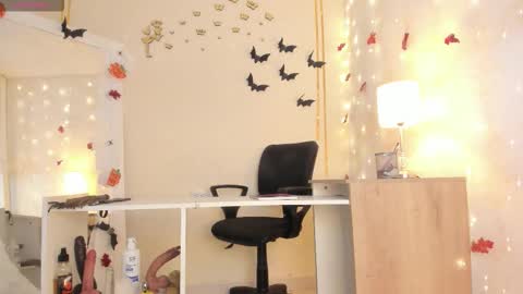 Snapshot of emylyjonhs chatting on 18, 10, 2025 EMYLY online show from 18, 10, 2025