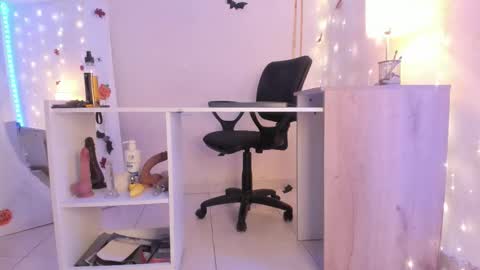 Snapshot of emylyjonhs chatting on 21, 10, 2025 EMYLY online show from 21, 10, 2025