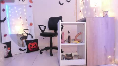 Snapshot of emylyjonhs chatting on 24, 10, 2025 EMYLY online show from 24, 10, 2025